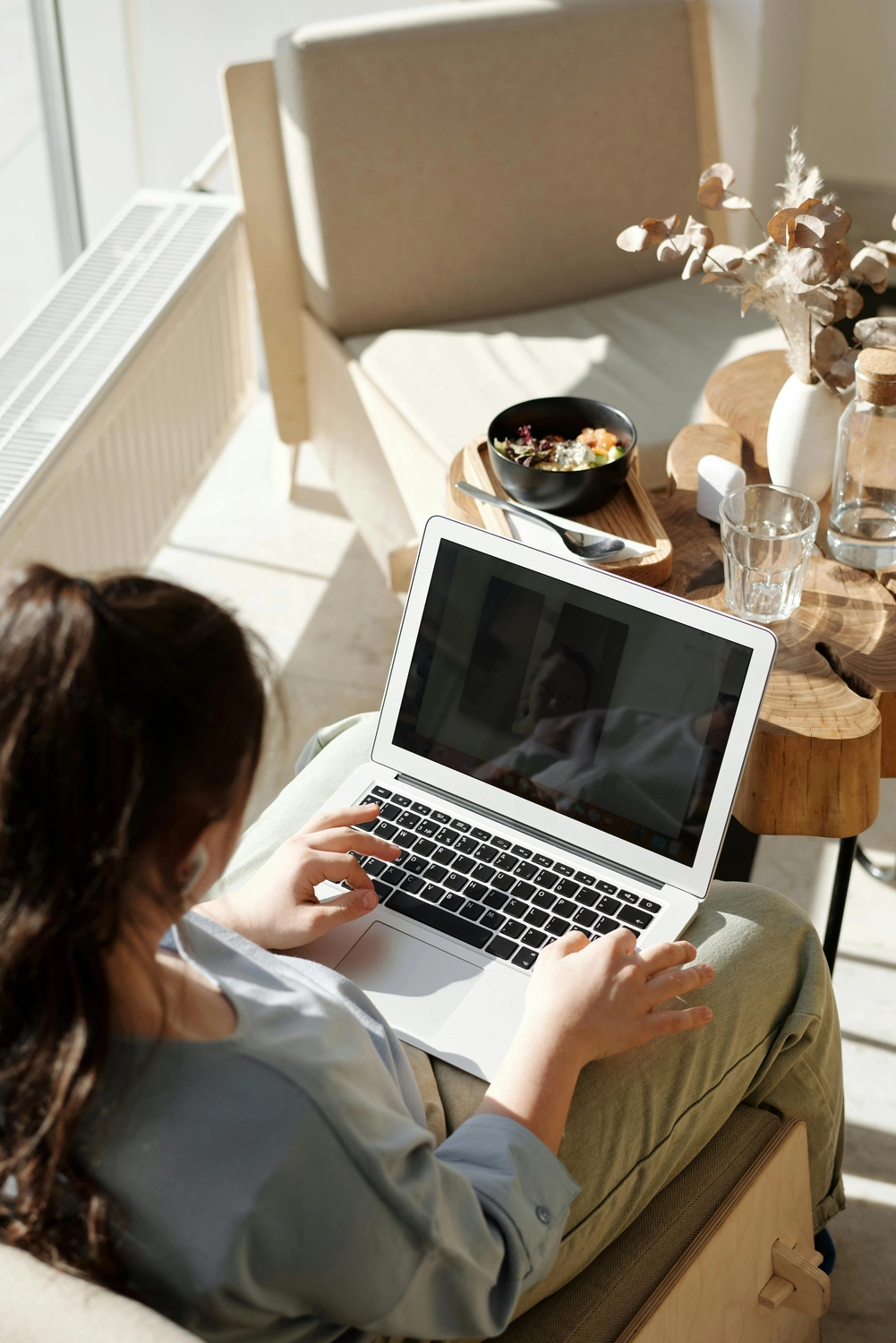 Textatelier Frensel – Schriftstellerin – Frau benutzt Laptop